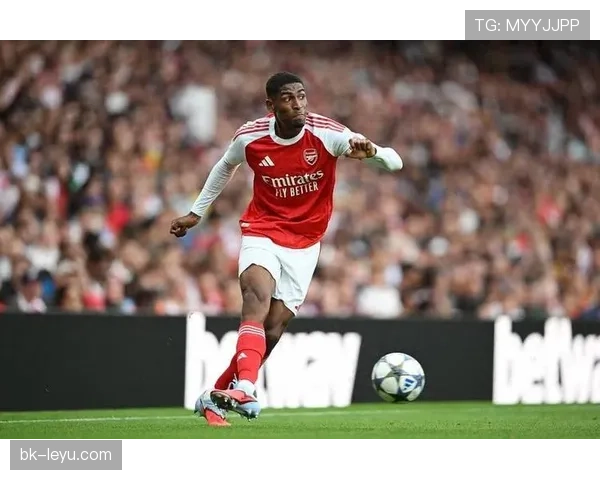 本·怀特在英超赛季中表现稳健，成为阿森纳防线的关键一员。