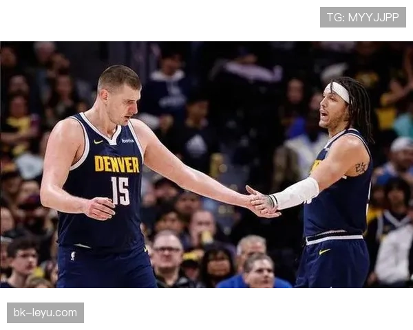 戴维斯与队友默契配合，表现稳健